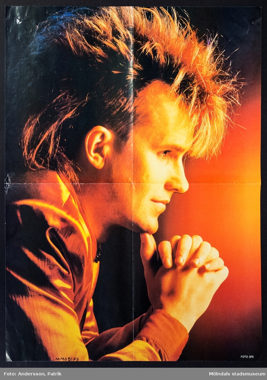Poster, cirka 1986 - 1990.

Postern är dubbelsidig. 
På ena sidan av postern finns: Howard Jones, brittisk sångare som fick sitt genombrott 1984 med låtarna "New Song", "What Is Love?", "Hide And Seek" och "Pearl In The Shell". 

På andra sidan av postern finns: Europe, är en svensk hårdrockgrpp som bildades 1978. deras största hitlåtar under 1980-talet var: "Seven Doors Hotel", "Open Your Heart", "Rock the Night", "The Final Countdown",   "Carrie", "Cherokee", "Superstitious" och "Let the Good Times Rock".