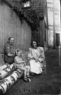 Three generation women at Enerhaugen