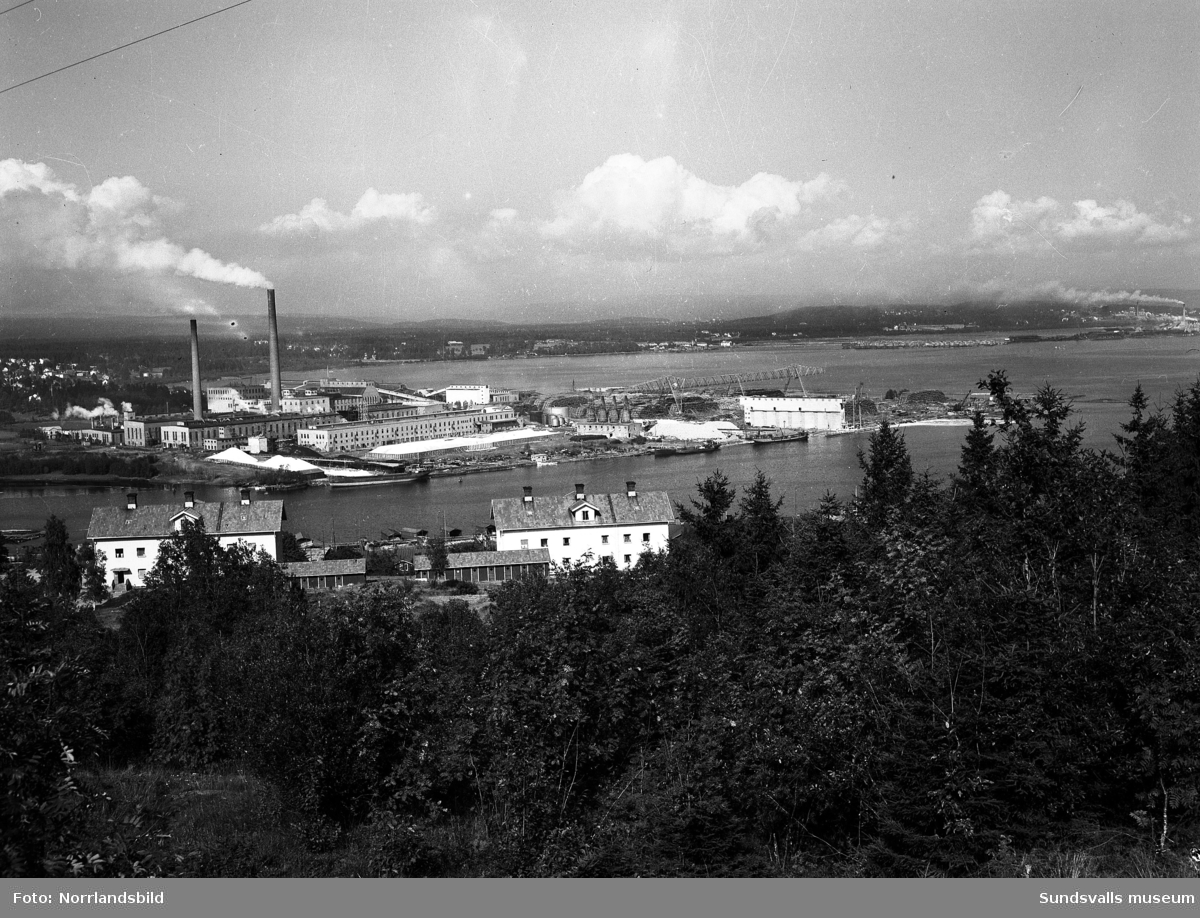 Östrandsfabriken fotograferad från Skönviksberget. I förgrunden arbetarbostäderna i Skönvik. Till höger skymtar fabrikerna i Vivstavarv och Fagervik.