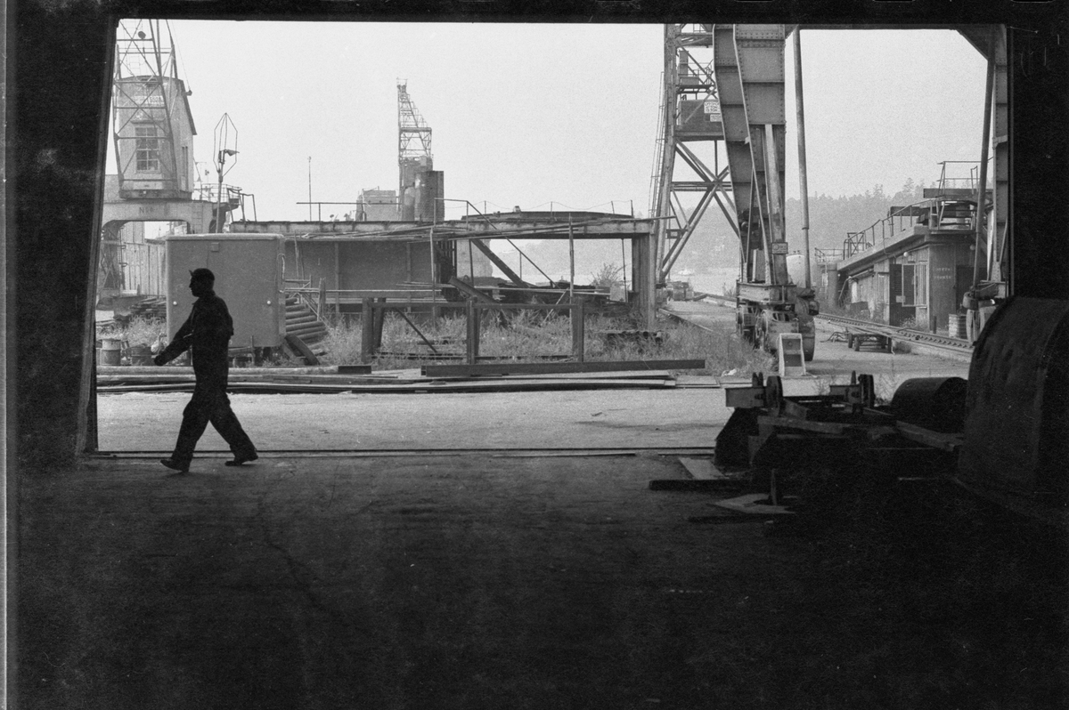 Ekensbergs varv 1969. Vy inifrån stora plåthallen mot väster