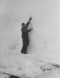 Vegdirektør Korsbrekke måler snøhøyde i 1948
