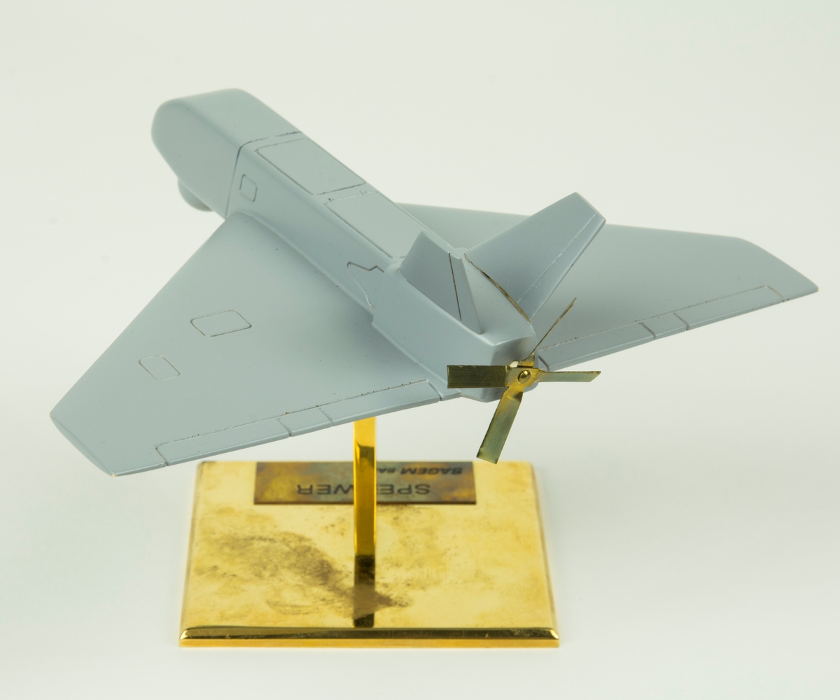 Original UAV-Ugglan modell stående på stativ av mässing
