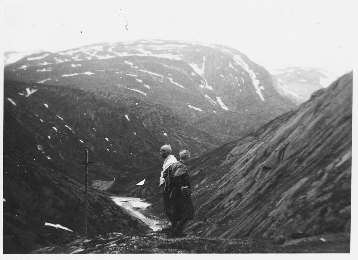 August 1951. Thorleif Hoffs album 1, side 33. Album fra Thorleif Hoff som dokumenterer anleggsvirksomheten i Glomfjord på 1950-tallet