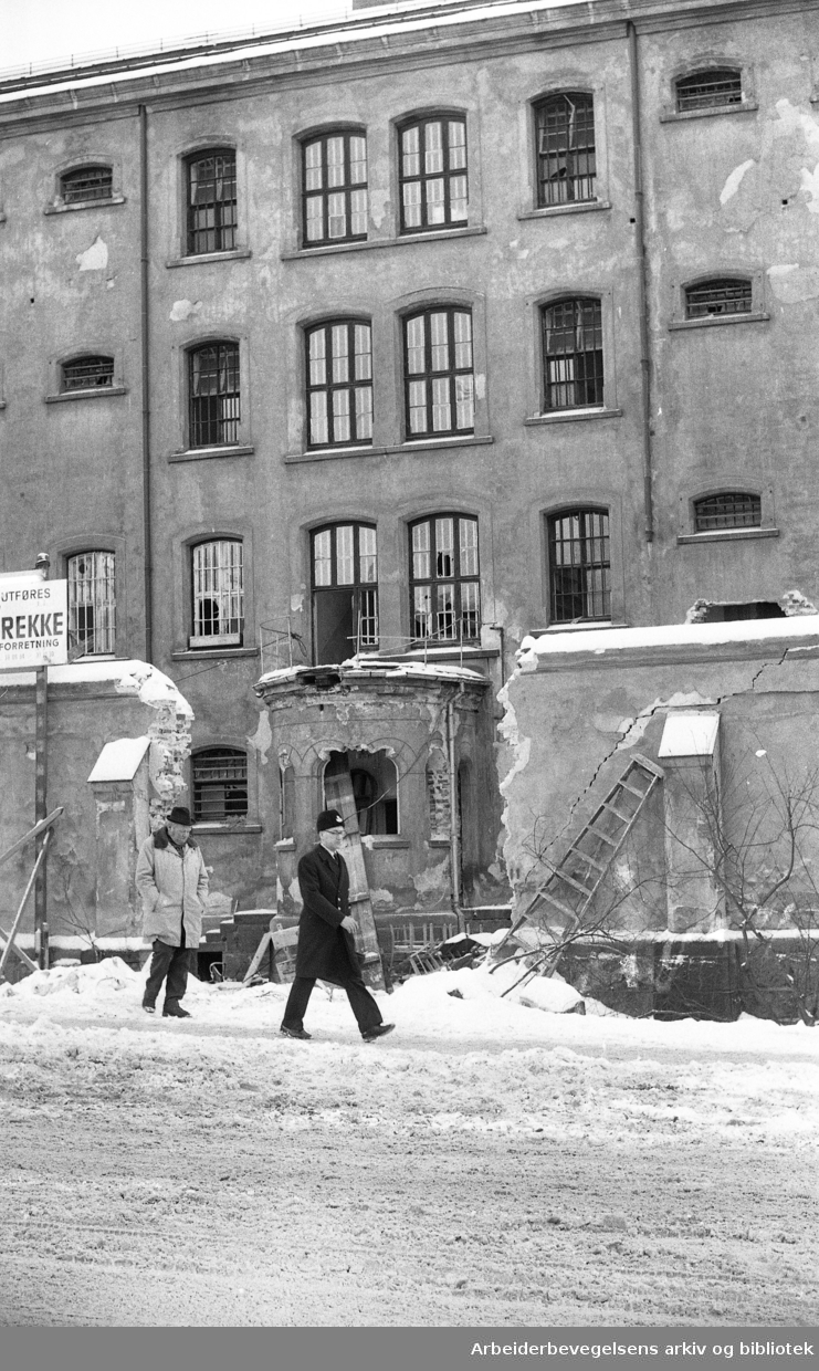 Hovedpolitistasjonen, Møllergata 19. .Rivingen av fengselsfløyen ut mot Grubbegata i 1976.