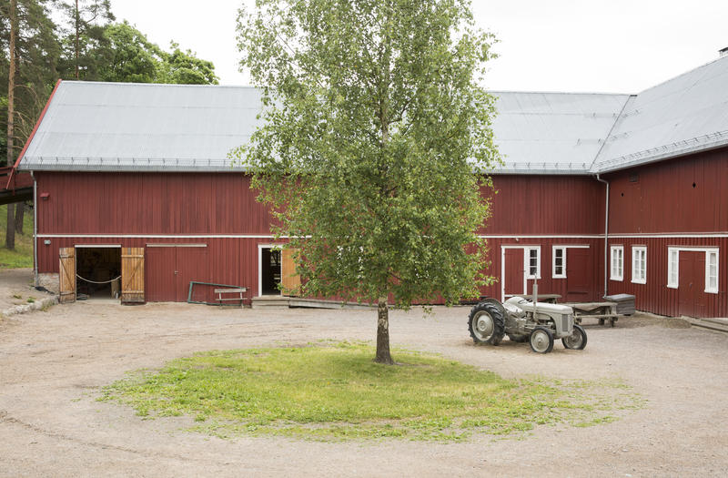 Rød låve fra Trøndelag. Gråtass står på tunet. (Foto/Photo)