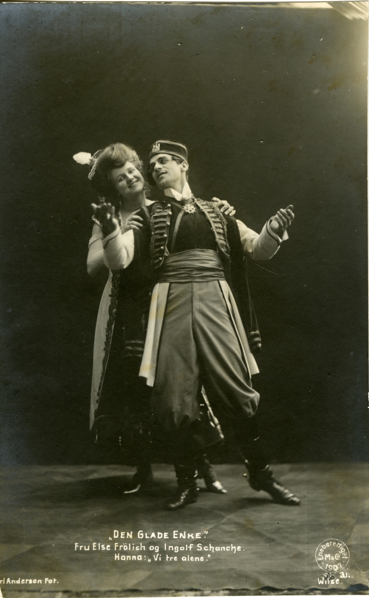Postkort. Scene fra "Den glade enke" spilt på Nationaltheateret i 1906.