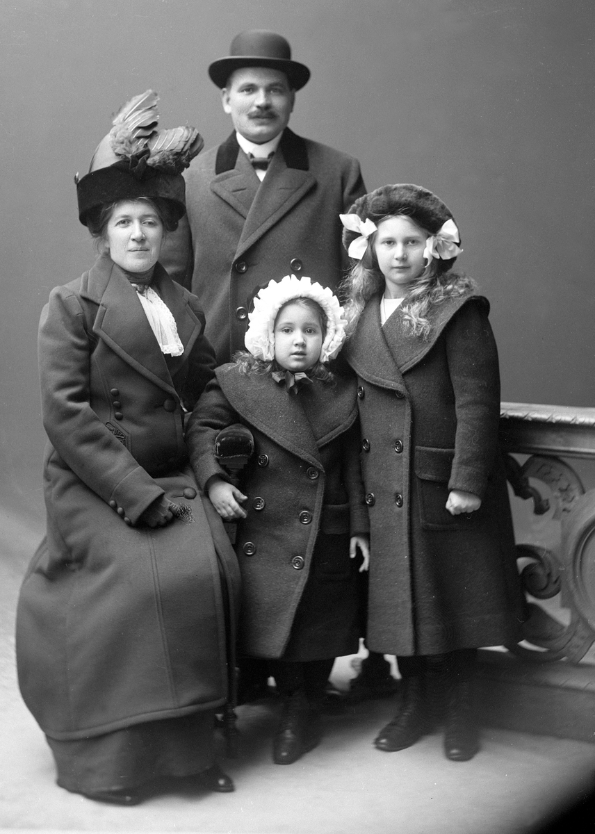 Familjeporträtt föreställande konduktören Axel Lagerqvist med hustrun Ida Henrietta och barnen Dagmar Anna Henriette och Svea Irma Kristina.