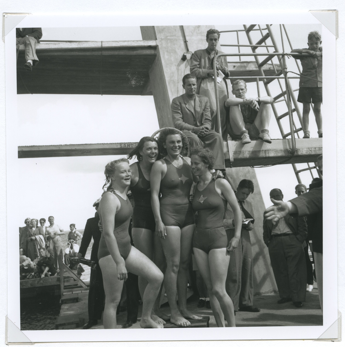 Från SM i simning, som 1946 hölls vid Långviksbadet i Kalmar. IFK Stockholms segrande lag på 4 x 100 m frisim: Fr.v. Berit Wahlqvist, Britt Hallberg, Kerstin Åkerberg och Kristina Nilsson.