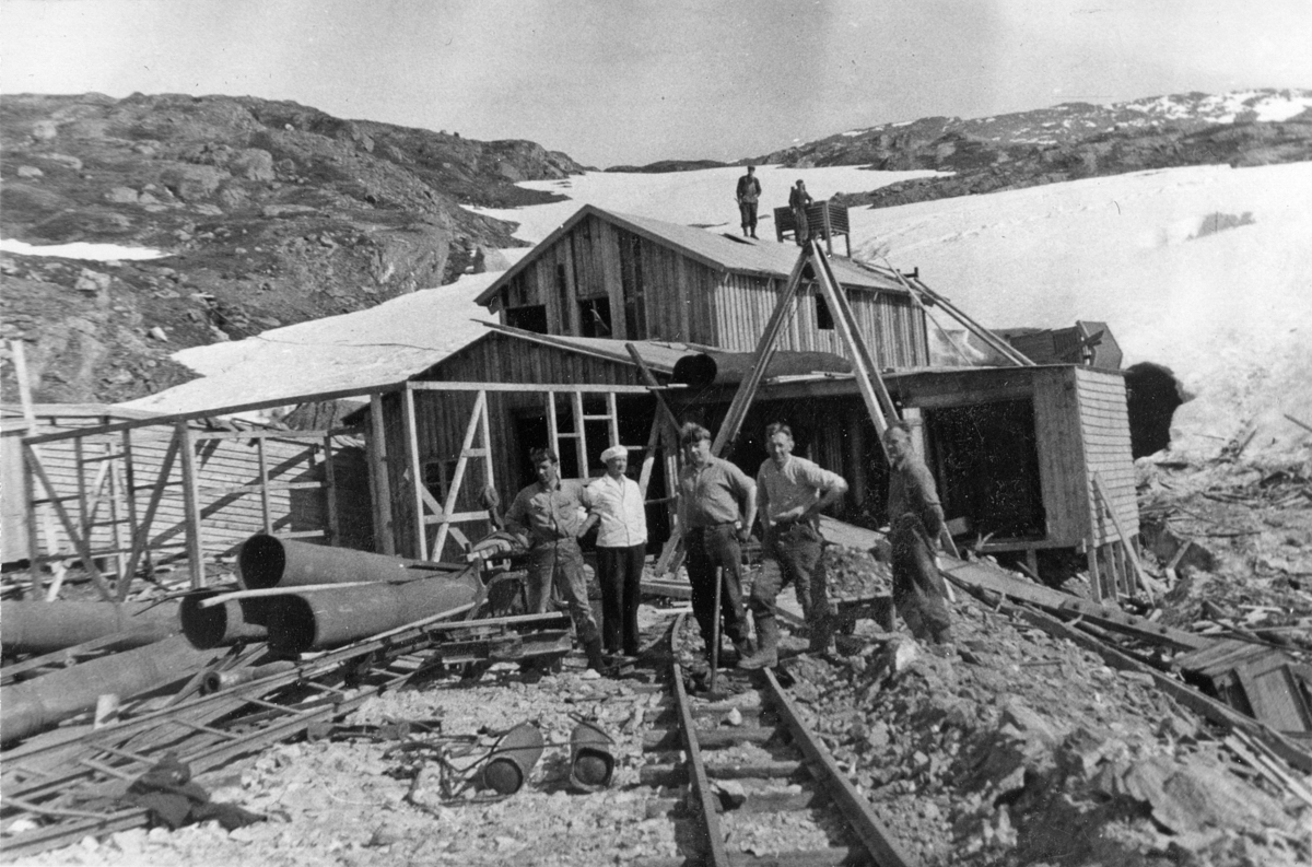 Thorleif Hoffs album 1, side 26. Album fra Thorleif Hoff som dokumenterer anleggsvirksomheten i Glomfjord på 1950-tallet