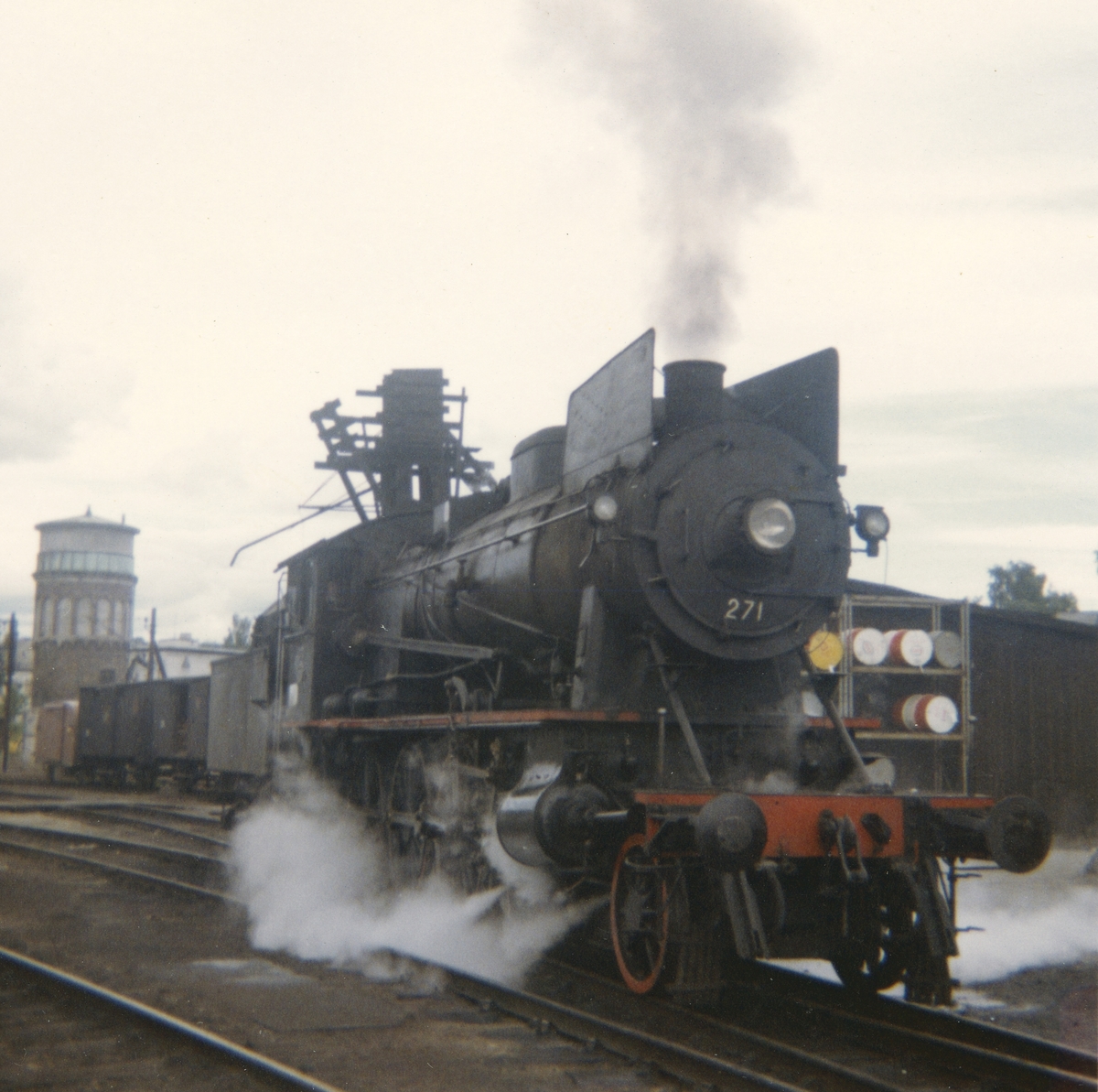 Damplokomotiv type 30a 271 ved lokomotivstallen på Hamar.