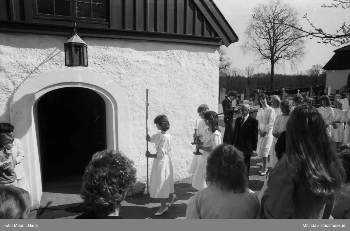 Konfirmation i Kållereds kyrka, år 1984. Procession från Almrothska koret till kyrkan.

För mer information om bilden se under tilläggsinformation.