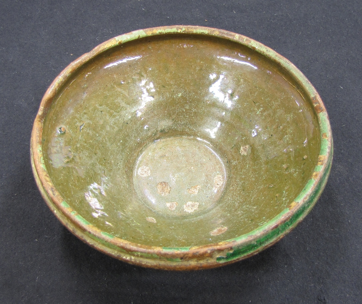 Skål, lera, glaserad i grönt.

Från Bolstad socken, Dalsland.

(Från tidigare katalog) Keramik, urna, 1 st.