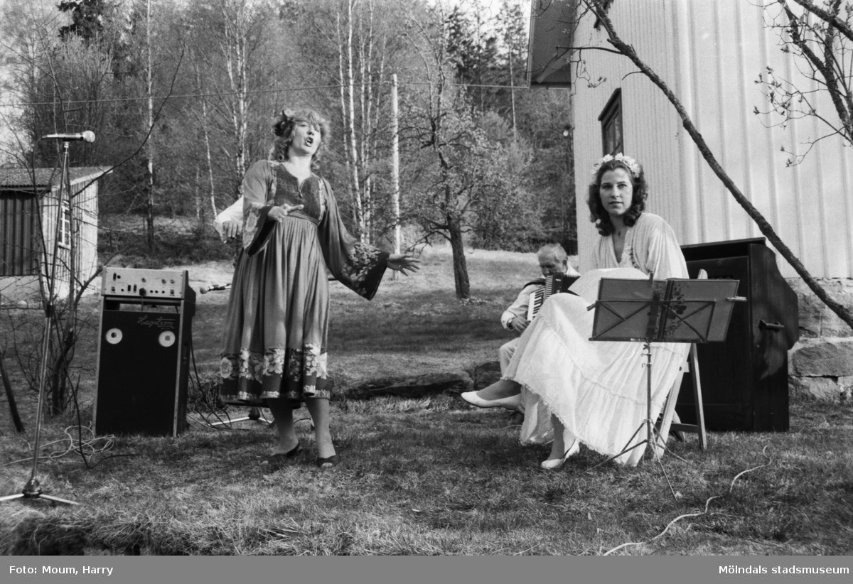 Almåsgården och Lindome hembygdsgille anordnar sommarkafé på Börjesgården i Hällesåker, år 1984. Musikunderhållning av Greta Wirsén med dottern Anna.

För mer information om bilden se under tilläggsinformation.