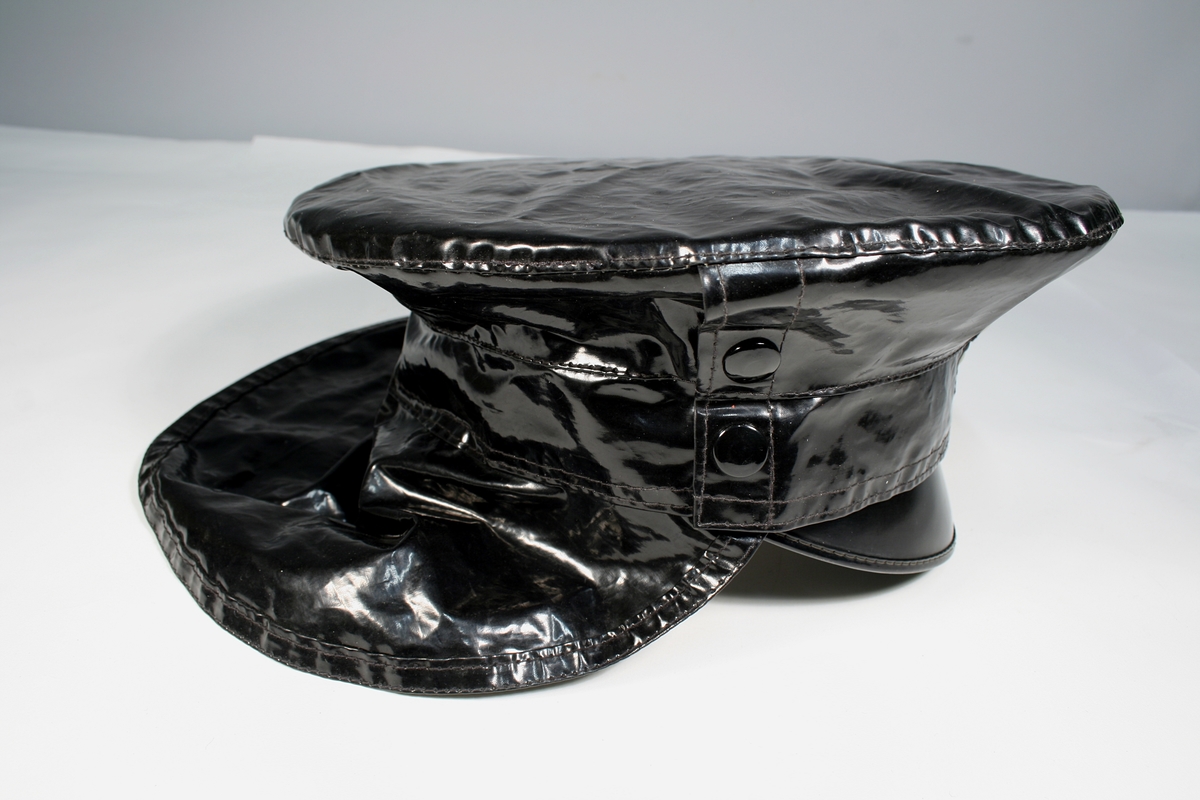 Regntrekk med gjennomsiktig front for å gjøre lueskiltet synlig.