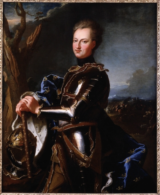 Karl XII var berömd i hela Europa. Alla ville ha hans porträtt. Det här har tillkommit i den franske hovmålaren Rigauds ateljé. I skinande rustning och med fladdrande mantel står kungen uppställd som på en teaterscen – kriget i bakgrunden liknar mest en kuliss. Det korta håret hade blivit hans signum, en symbol för soldatkungen. 1715, när porträttet målades, var den svenska stormakten på väg att falla samman. Verkliga krig, mycket blodigare än målningens teaterkrig, rasade på alla håll. Tre år senare var kungen död.