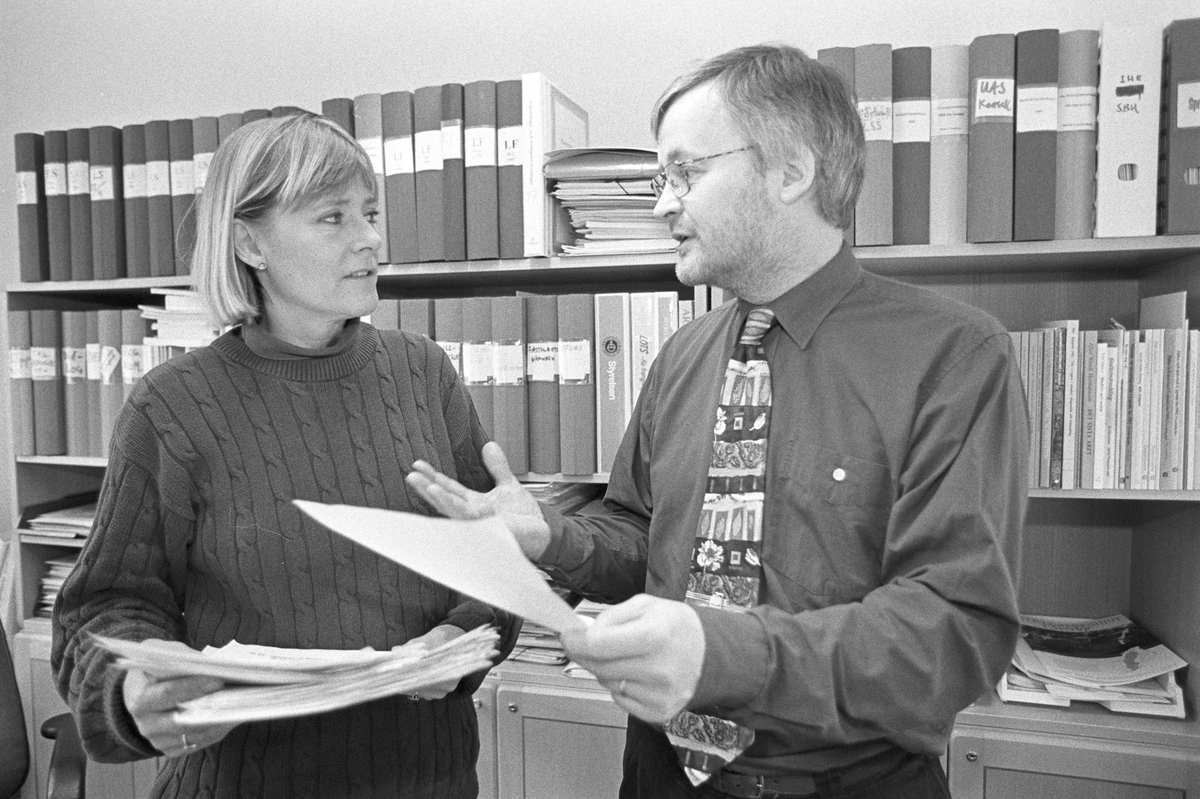 Protestlista mot besparingar - Anette Kockum, skötare på avdelning 88B lämnar över listor med 1400 namn till landstingsrådet Mats O Karlsson (S), Akademiska sjukhuset 1997