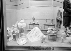 Utstillingsvindu med premier fra NM på ski