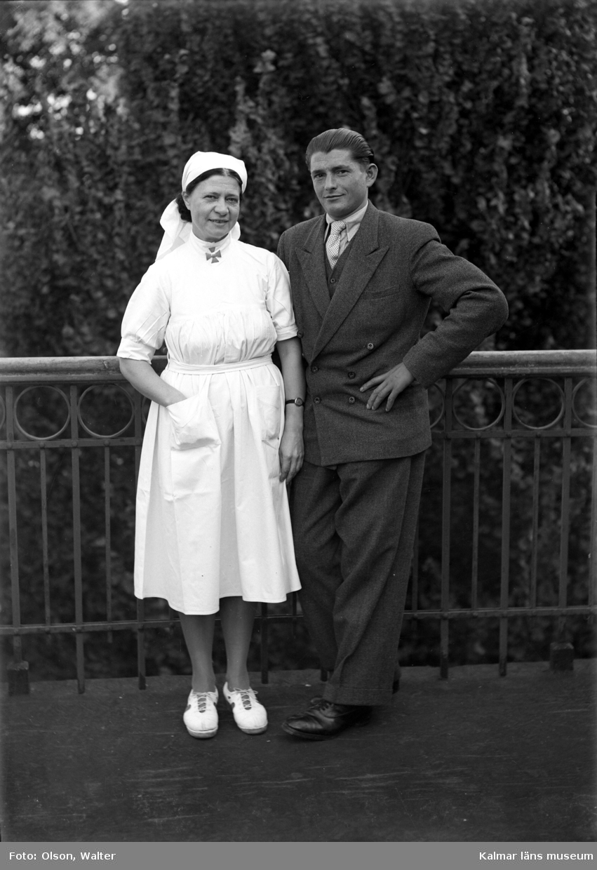 Manlig patient på Beredskapssjukhuset poserar på balkongen tillsammans med sjuksköterska.
