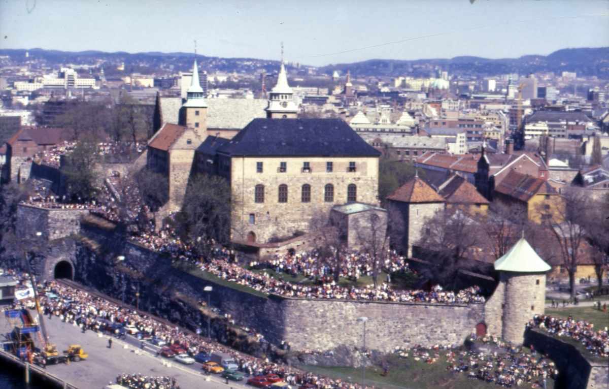 Mennesker samlet på Akershus festning for å velkomme S/S ‘Norway’ (ex. ‘France’)(b.1961, Chantiers de l’Atlantique).