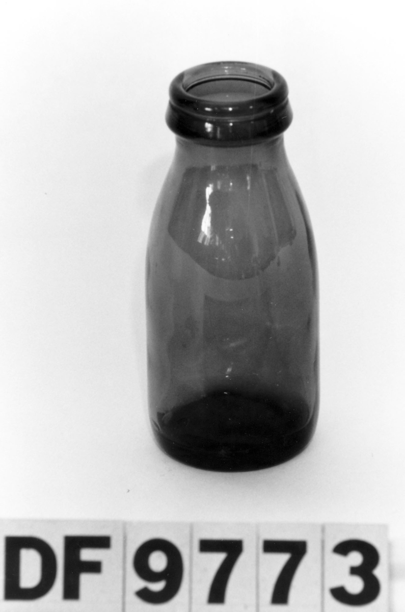 Fløteflaske av brunt glass. Har rommet 0,2 liter fløte.