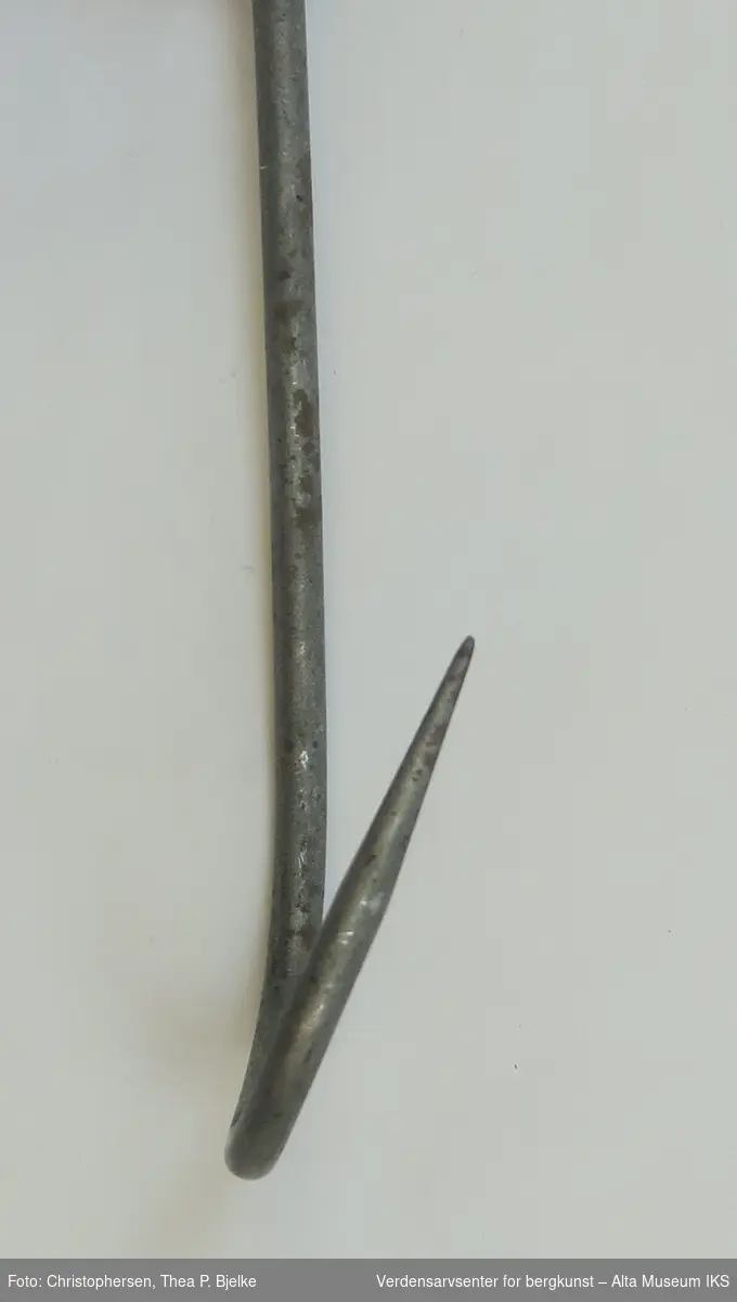 Fiskekrok av en enkel jernstang formet til en krok med en haket spiss og en flat stopper i motsatte ender.
