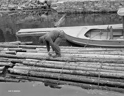 Tømmerfløteren Petter Dammyr (1924-2010) fotografert i arbei