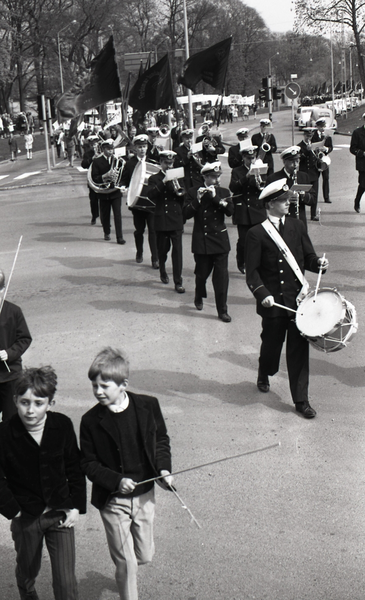 Musikkåren Lyran i spetsen för första maj-tåget 1968.
