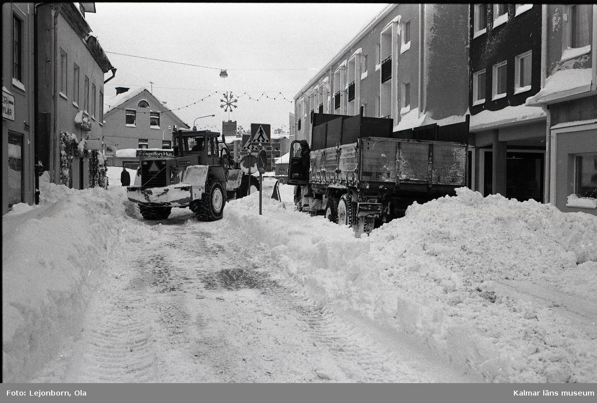 Snöröjning efter oväder i Oskarshamn.

Strax efter nyår 1985 drabbades Oskarshamn av ett oväder . Från den 3 januari 1985 till den 5 januari ökade snödjupet i Oskarshamn från 18 till 110 centimeter.

(Uppgifterna är hämtade från www.smhi.se)
