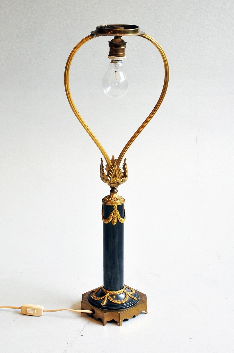 Elektrisk bordlampe i "ny klassisisme"
Klassiske dekorornament i messing på svart emaljert søyle og sokkel