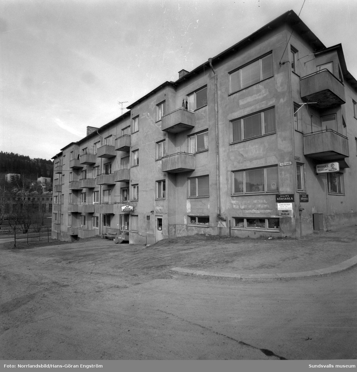 Exteriörbilder på det så kallade Sprickhuset vid Storgatan 46. I huset fanns förutom bostäder verksamheter som Malms körskola, Hedins bildelar, Pfaff symaskiner, fotklinik och damfrisering.