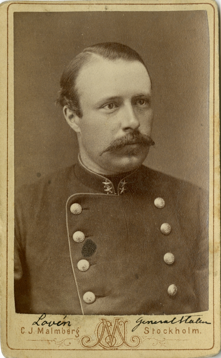 Porträtt av Lars Fredrik Lovén, kapten vid Generalstaben. 

Se även bild AMA.0007957, AMA.0007839, AMA.0007991 och AMA.0013887.