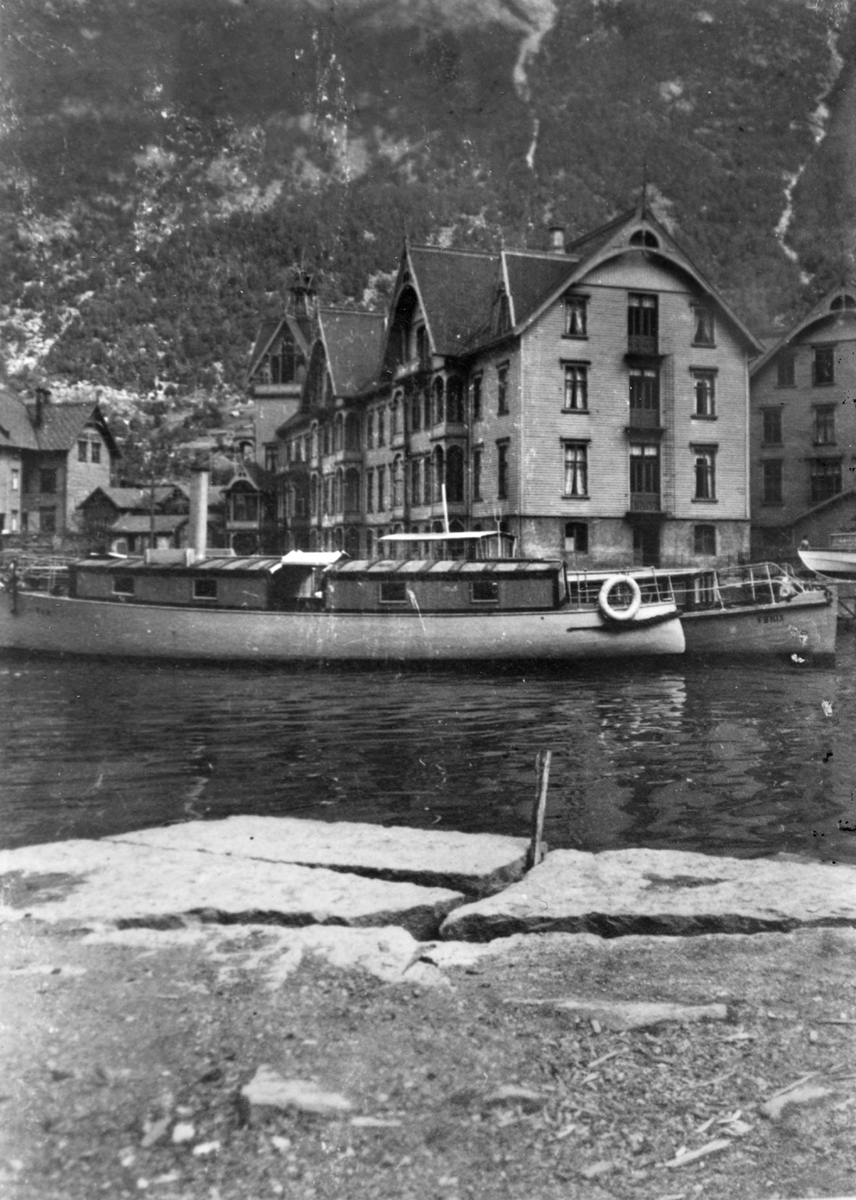 Båtane Fix og Fønix til kai ved Hotel Hardanger i Odda.
