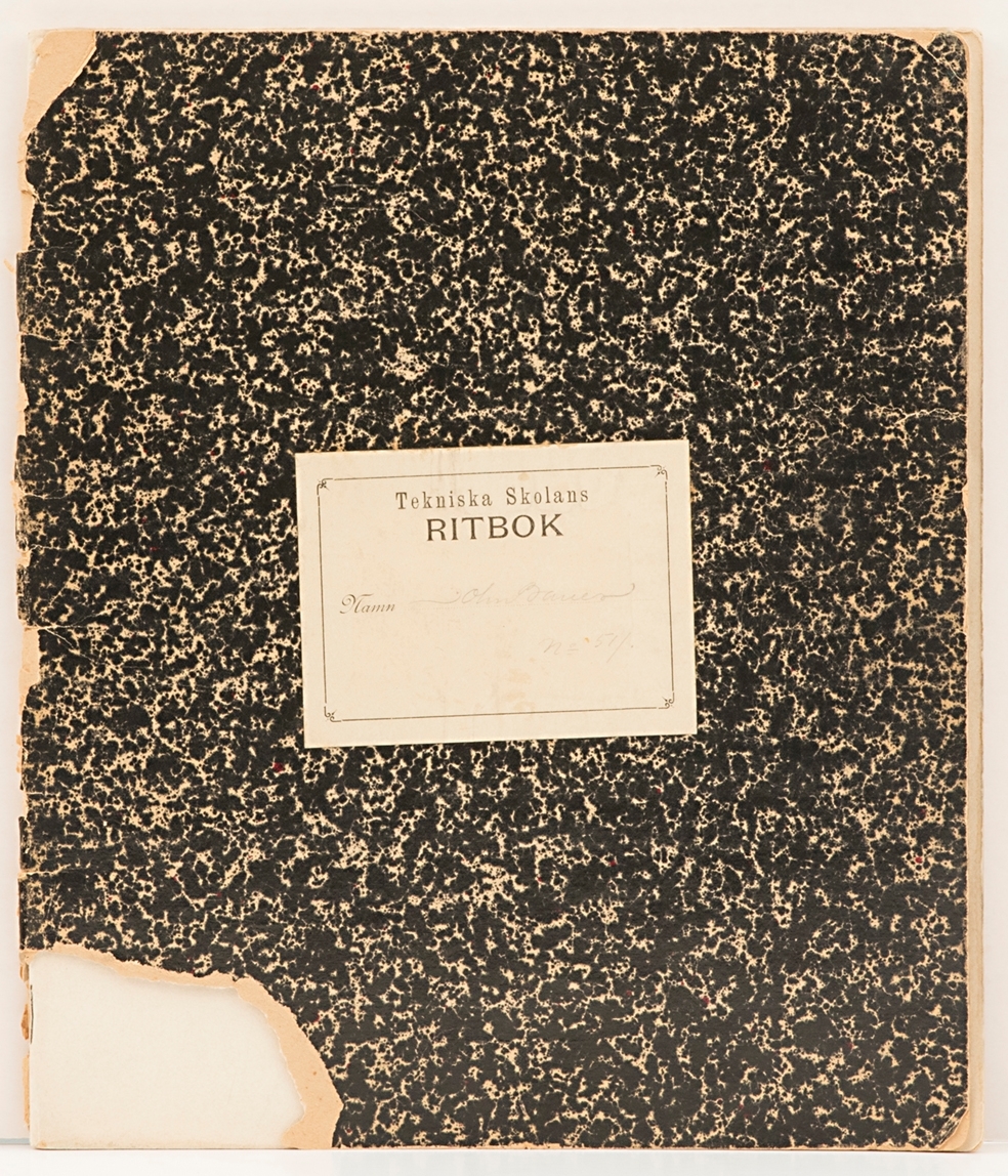 Ritbok som tillhört John Bauer, innehåller 15 blad med 11 geometriska former utförda med byerts. De sista sidorna innehåller text med blyerts och tusch.
På omslagets framida är en tryckt etikett.