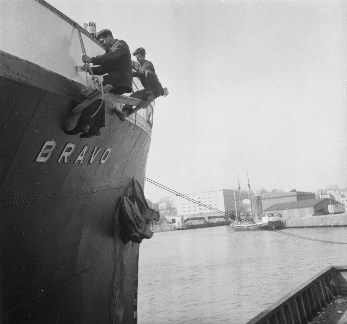 Vardens arkiv. "Vårpuss. Maling av  skipet "Bravo" fra Hull på Skiens havn" 08.04.1954