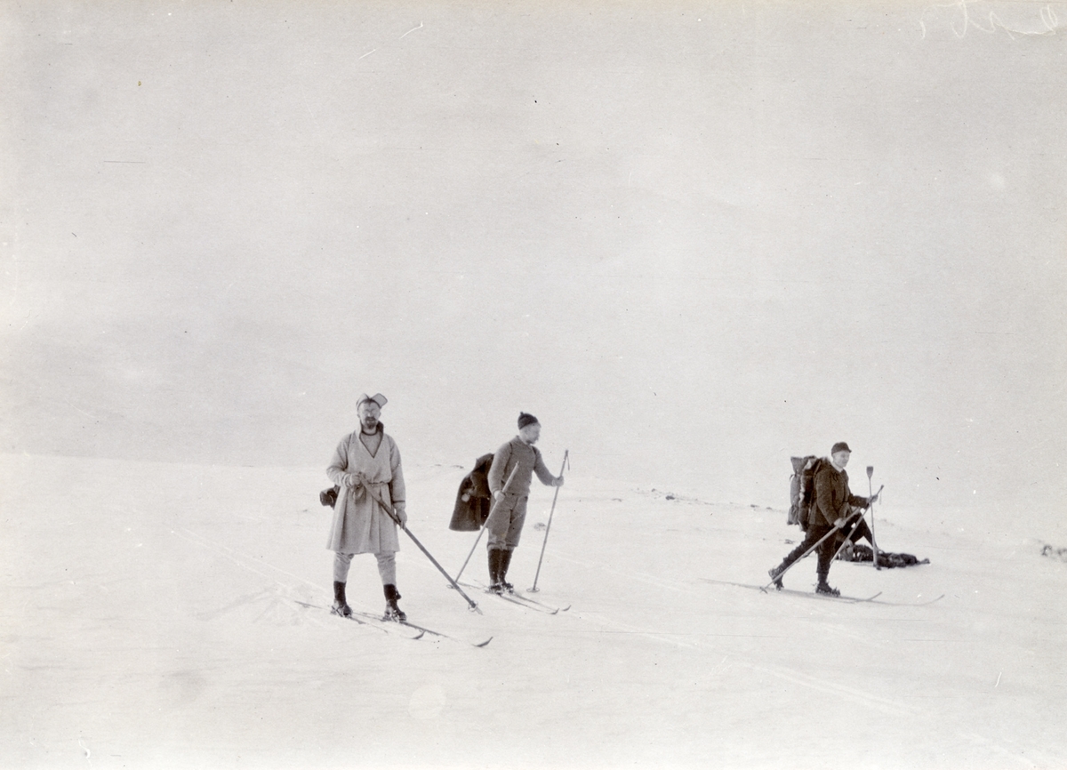 Albert Petersson til venstre i samisk drakt på skitur med vener.