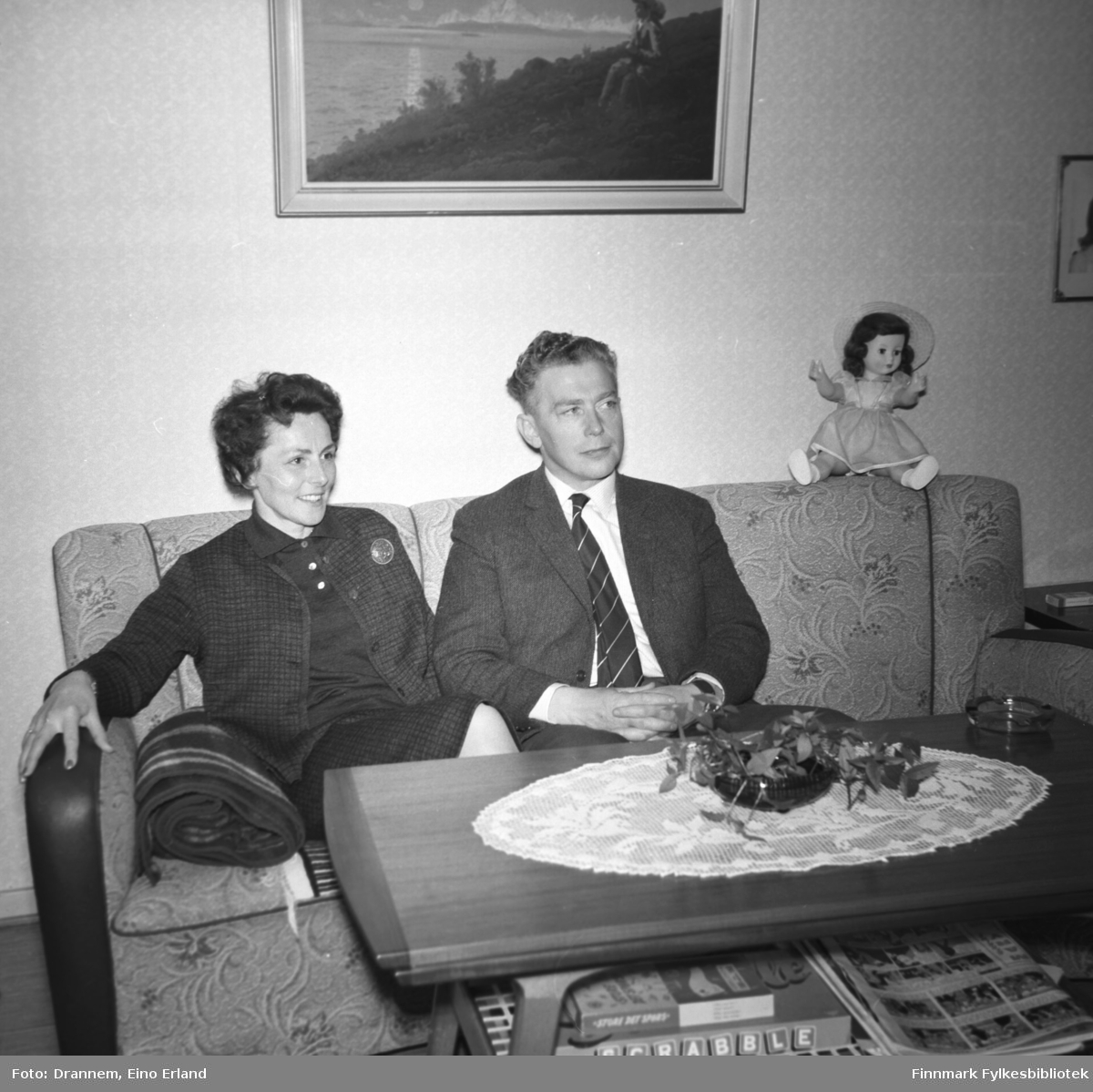 Berna og Kasper Gabrielsen fotografert i stua hos familien Drannem.