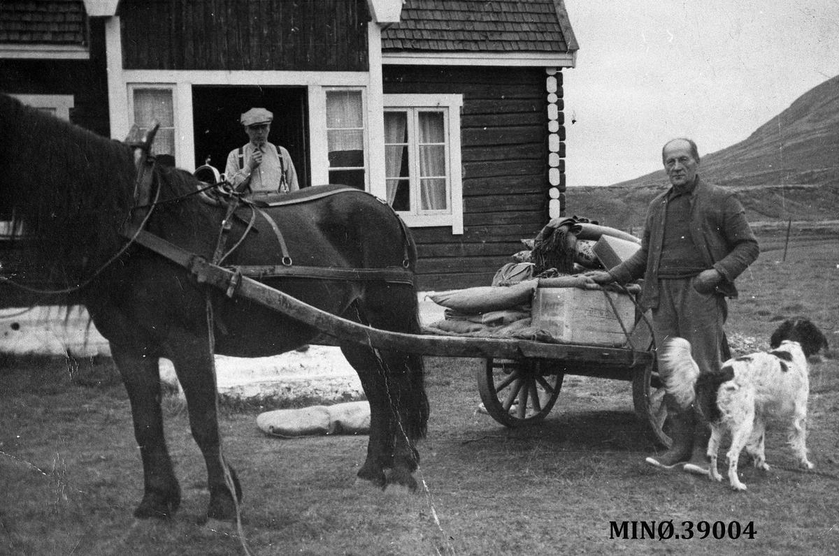 I døra en jeger, med hesten Einar Brandsnes