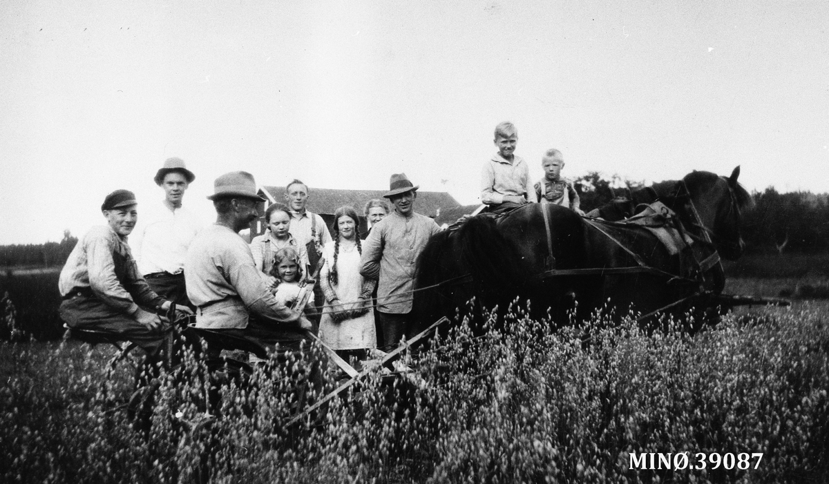 Skuronn, Simon Hoel sammen med slektninger (Lunaas) på gården Knudsstad. 