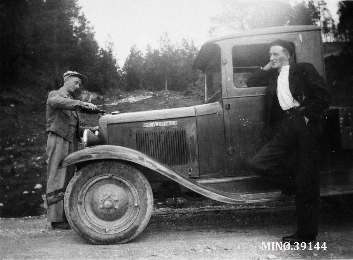 Første lastebil i mjølkerute i Folldal. John J. Ryfetten og Magne Rønning.
