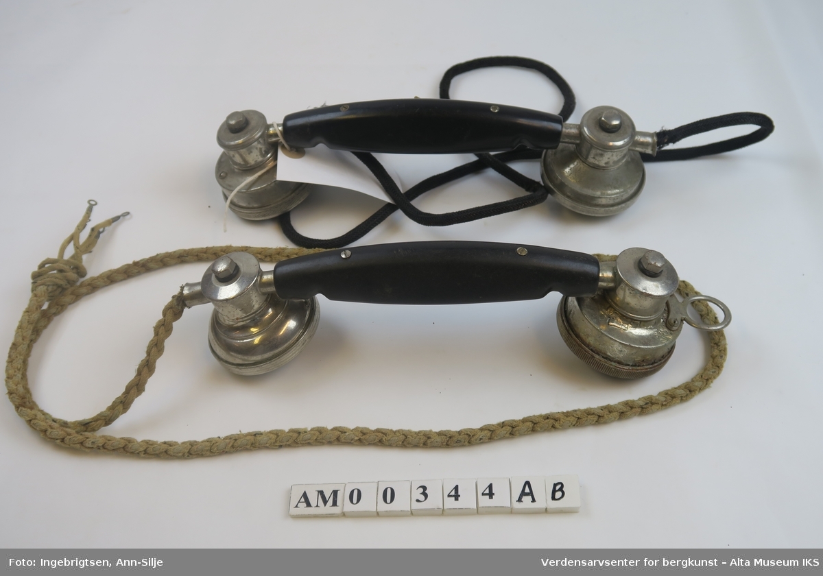 Telefonrør med avrevet ledning ledning. Blanke endestykker og sort håndtak.