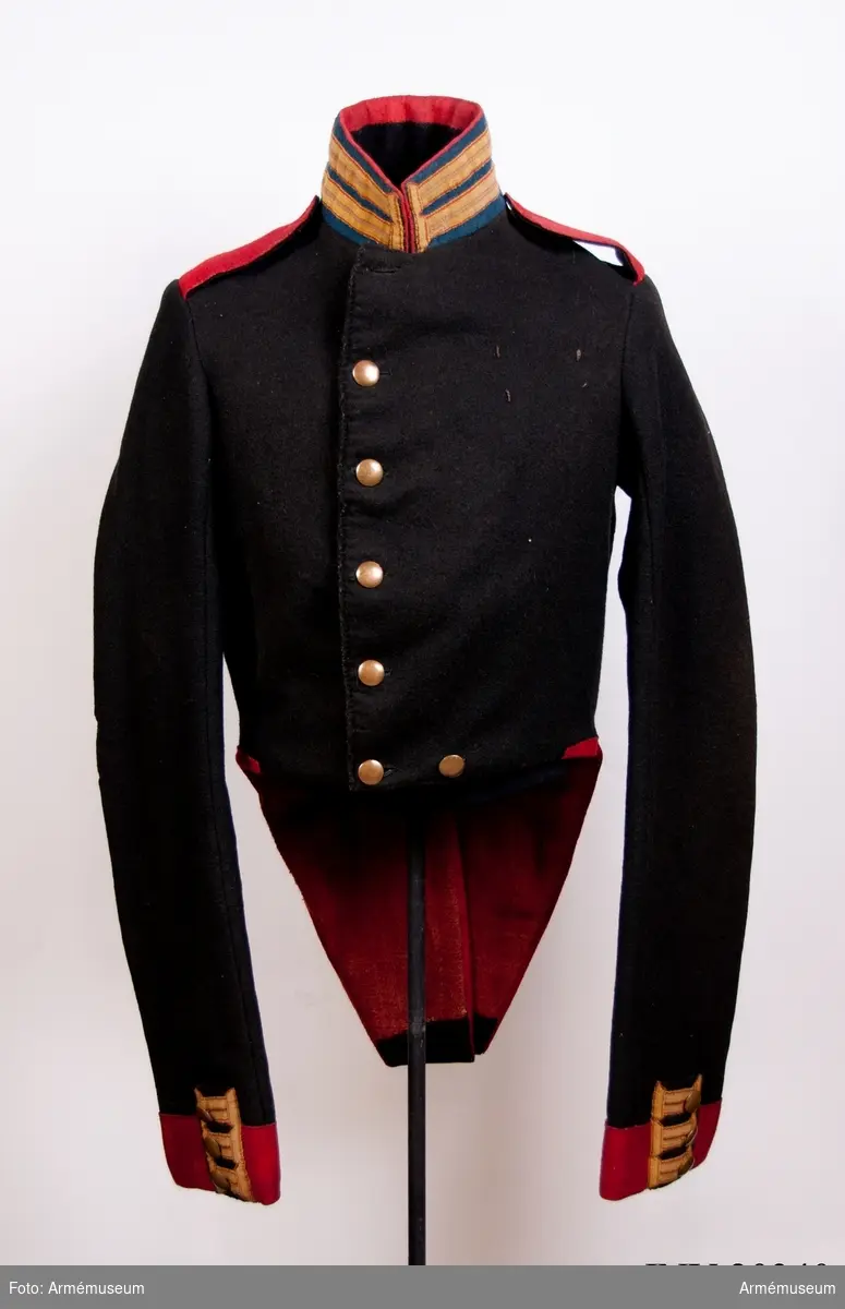 Grupp C I.
Frack för manskap vid Livgardets Semjonovskijregemente, 2. reg. 1. gardets infanteridivision 1813.
Fracken är tillverkad av svart kläde, och är dubbelknäppt med 6 flata mässingsknappar på var sida. Axelklaffar av rött kläde med svart underkläde, fastsydda vid ärmsömmen och fastknäppta med en mässingssknapp. Foder av grovt linnelärft och rött tyg. Krage av blått kläde med röd passpoal på övre kanten. På kragen två knapphål av gult redgarnsband. Fodrad med svart kläde och sammanfäst med tre hyskor och hakar. Skört med röd lister av kläde och fyra mässingsknappar. Ärmuppslag är rött kläde med uppslagsklaff av svart kläde. På uppslagklaffen tre knapphål av gult redgarnband med tre mässingsknappar.
LITT  B Söderholm, Livgardets 2. artilleribrigads historia. S. Petersburg 1898, sida 79, 80. och fig. sida 8: År infördes denna rock med fast sammanknäppt krage i ryska armén. År 1817 fick gardet rock försedd med revär, sammanknäppt på bröstet med hakar. Knötel-Sieg, Handbuch der Uniformenkunde, Hamburg Sida 316: År 1813 fick Livgardets Semjonovskij regemente denna rock med krage av blått kläde.