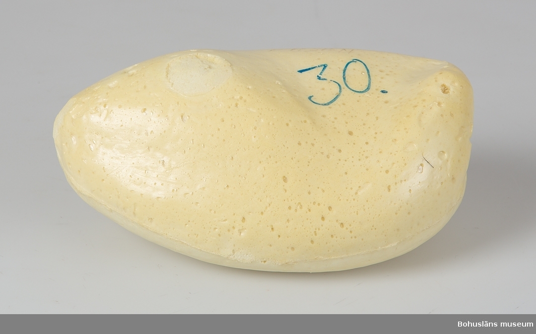 Djurkropp tillverkad i skummad polyuretan efter modell av fasan. Formen tillverkad via en  gipsavbildning av en död fasan. Därefter har en enkel modell gjutits som använts som gjutform.  I formen har ett expanderande gult plastskum sprutas in. Mannekängen kan sedan beklädas med djurets eget befjädrade och konserverade skinn.
Formen är märkt "30" och "FASAN".