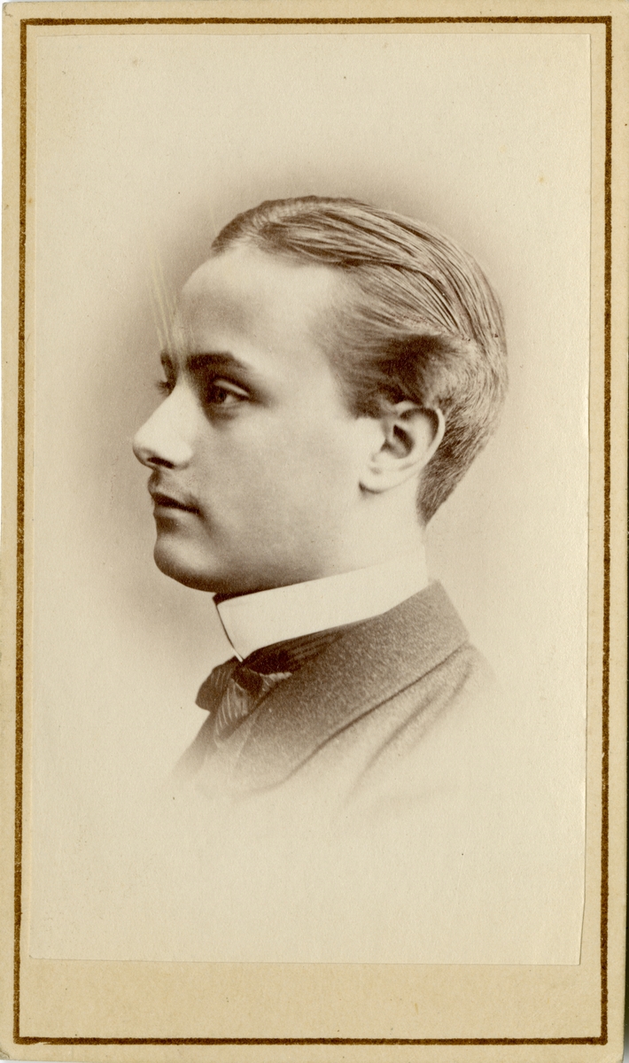 Porträtt av Johan August Otto Blomstedt, officer vid Livregementets dragonkår K 2.

Se även bild AMA.0000976, AMA.0006907 och AMA.0006955.