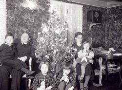 Honningsvåg. Familien Hafto rundt juletreet. Jul 1937.