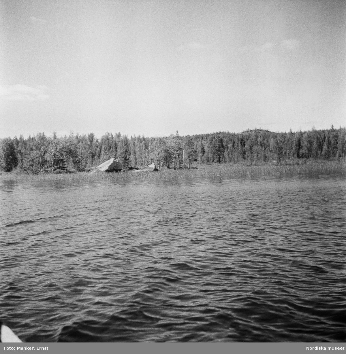 Två sejtar vid sjön Unna Saiva/ Unna Sájvva, idag Lillsaivis. Motiv från offerplatsen.