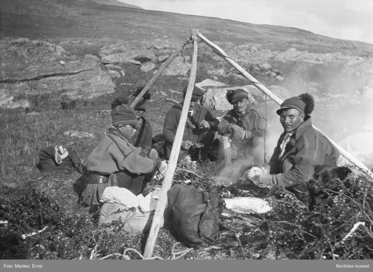 Motiv från Lapplandsresan 1926. Samer från Sörkaitum bakar glödkakakor ...