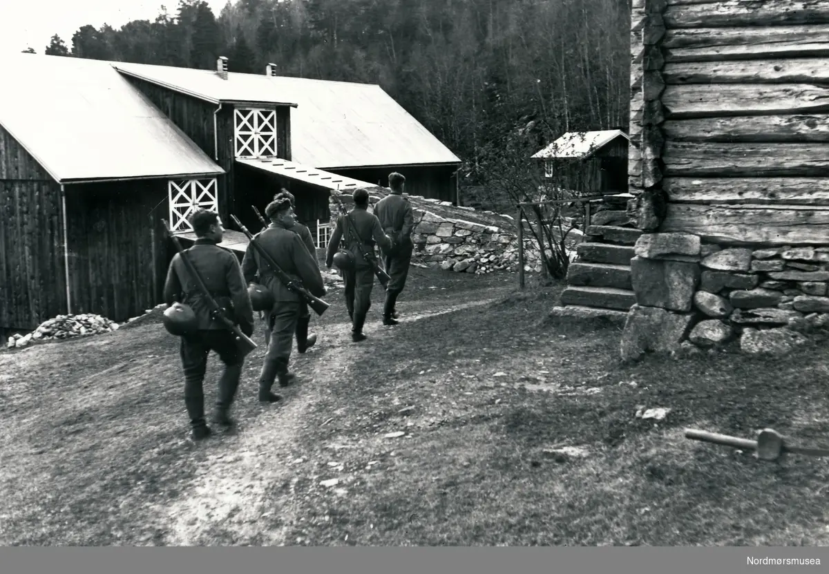 Fem soldater på vei inn på tunet på Innvika.