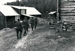 Fem soldater på vei inn på tunet på Innvika.