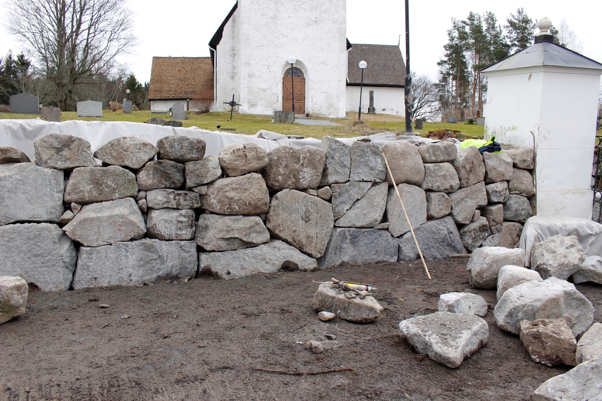 Arkeologisk schaktningsövervakning, byggnation av ny bogårdsmur, Husby-Sjutofts kyrka, Husby-Sjutolfts socken, Uppland 2016