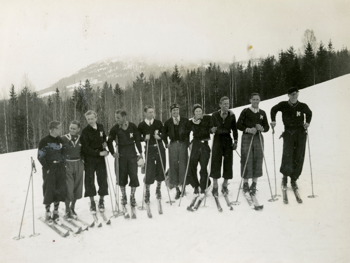 Deltakere i KIF og Aftenpostens åpne utforrenn i Jondalen i 1934 ...